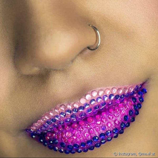 Paet?s e lantejoulas na boca deixam o visual ainda mais impactante para o carnaval (Foto: Instagram @mexikat)